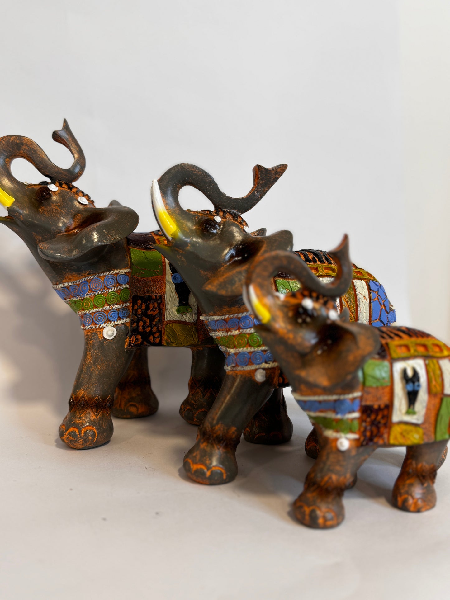 3 hermosos elefantes prosperidad, buena suerte, sabiduría, protección y unión familiar, ya que los elefantes son símbolos de estas cualidades en diversas culturas, especialmente en la tradición hindú