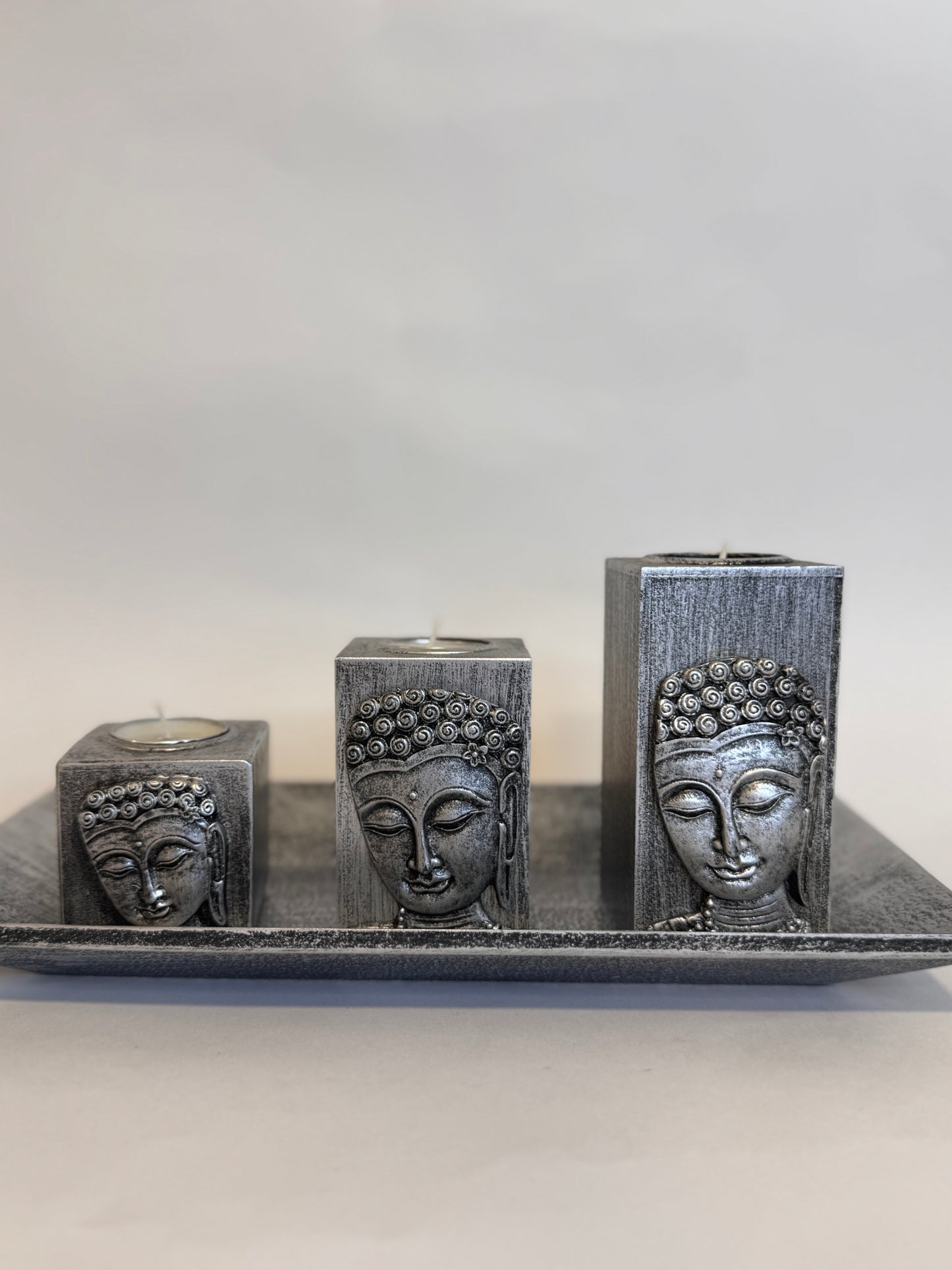Porta velas plateado está asociado con la intuición, la memoria, la esperanza y la iluminación espiritual