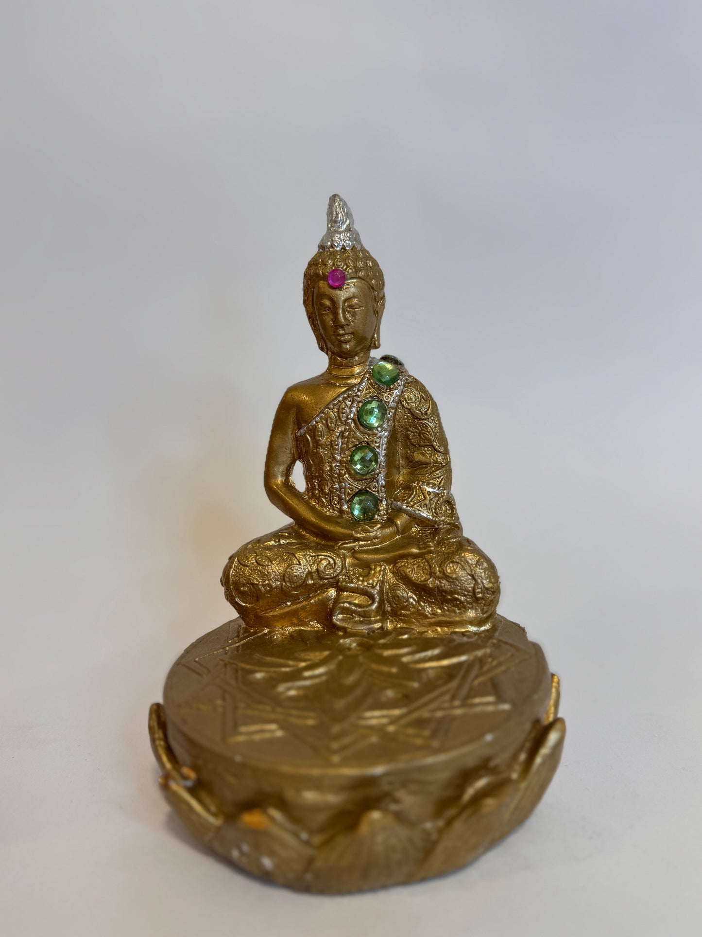 Buda Dorado Figura sagrada que simboliza paz interior, sabiduría y prosperidad. Ideal para atraer armonía y abundancia al hogar o negocio