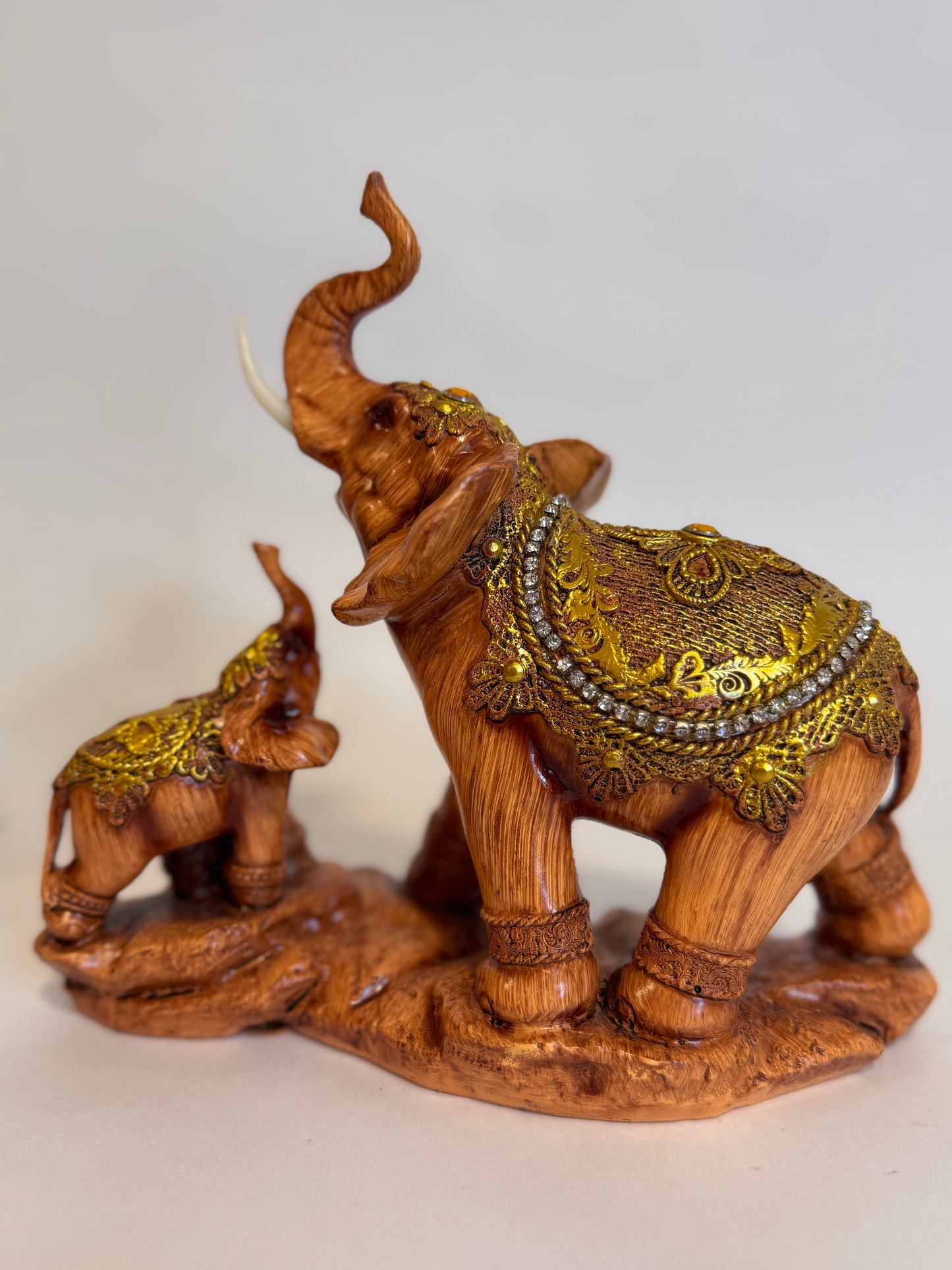 Dúo de Elefantes en Madera Armoniosas figuras talladas que simbolizan sabiduría, fuerza y prosperidad. Perfectas para decorar y atraer energía natural y positiva
