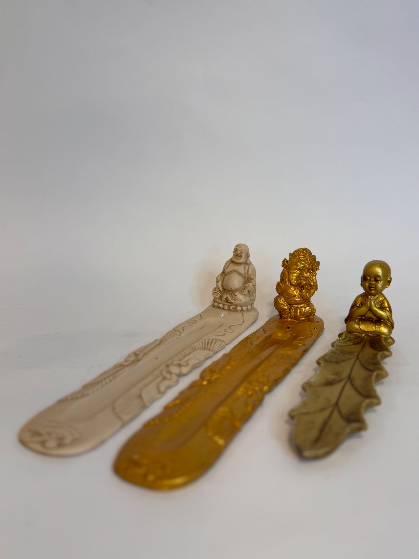 Porta Inciensos Buda Dorado y Plateado Elegantes portainciensos con figura de Buda, símbolos de paz y espiritualidad. Perfectos para acompañar rituales, meditación y armonizar espacios