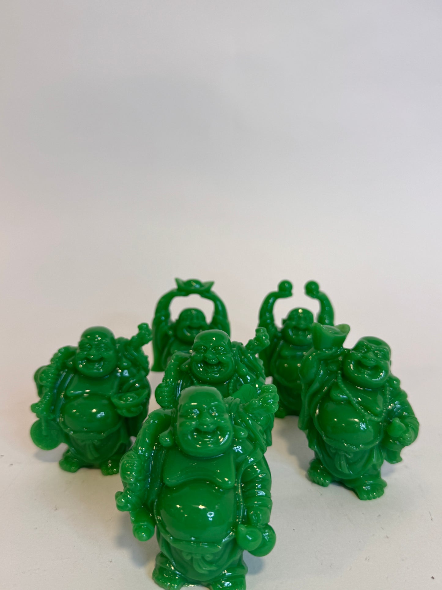 🌿 Kit de Budas Verdes Conjunto de figuras que representan paz, equilibrio y armonía. El color verde simboliza sanación, esperanza y prosperidad en el hogar o negocio