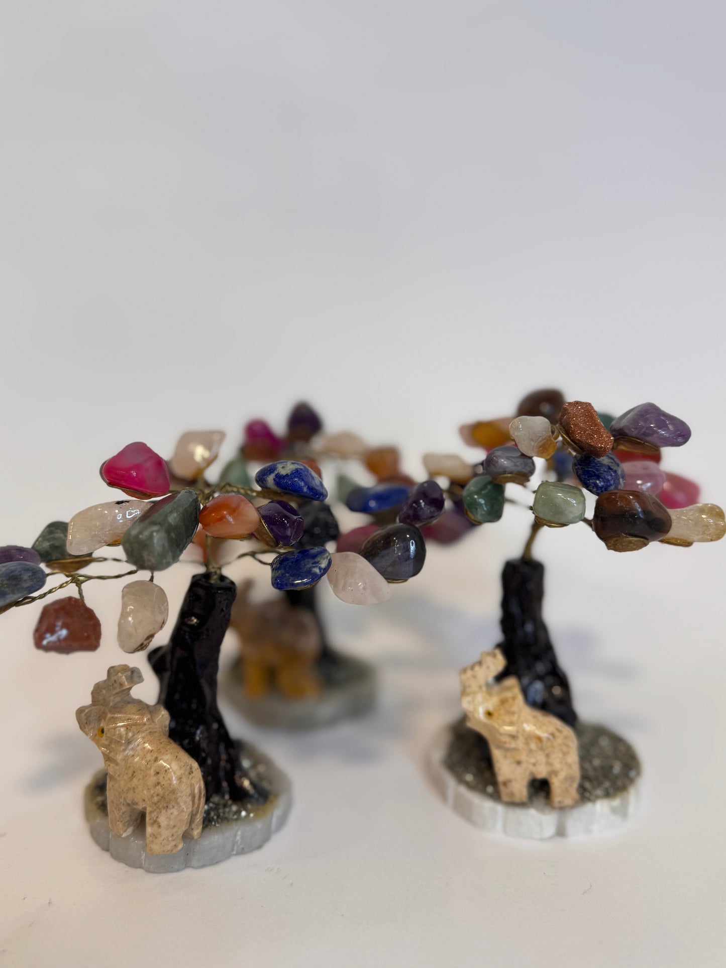 Árbol de la Prosperidad con Cuarzos y Elefante Amuleto energético que combina la fuerza de los cuarzos con la sabiduría del elefante, atrayendo abundancia, protección y buena fortuna