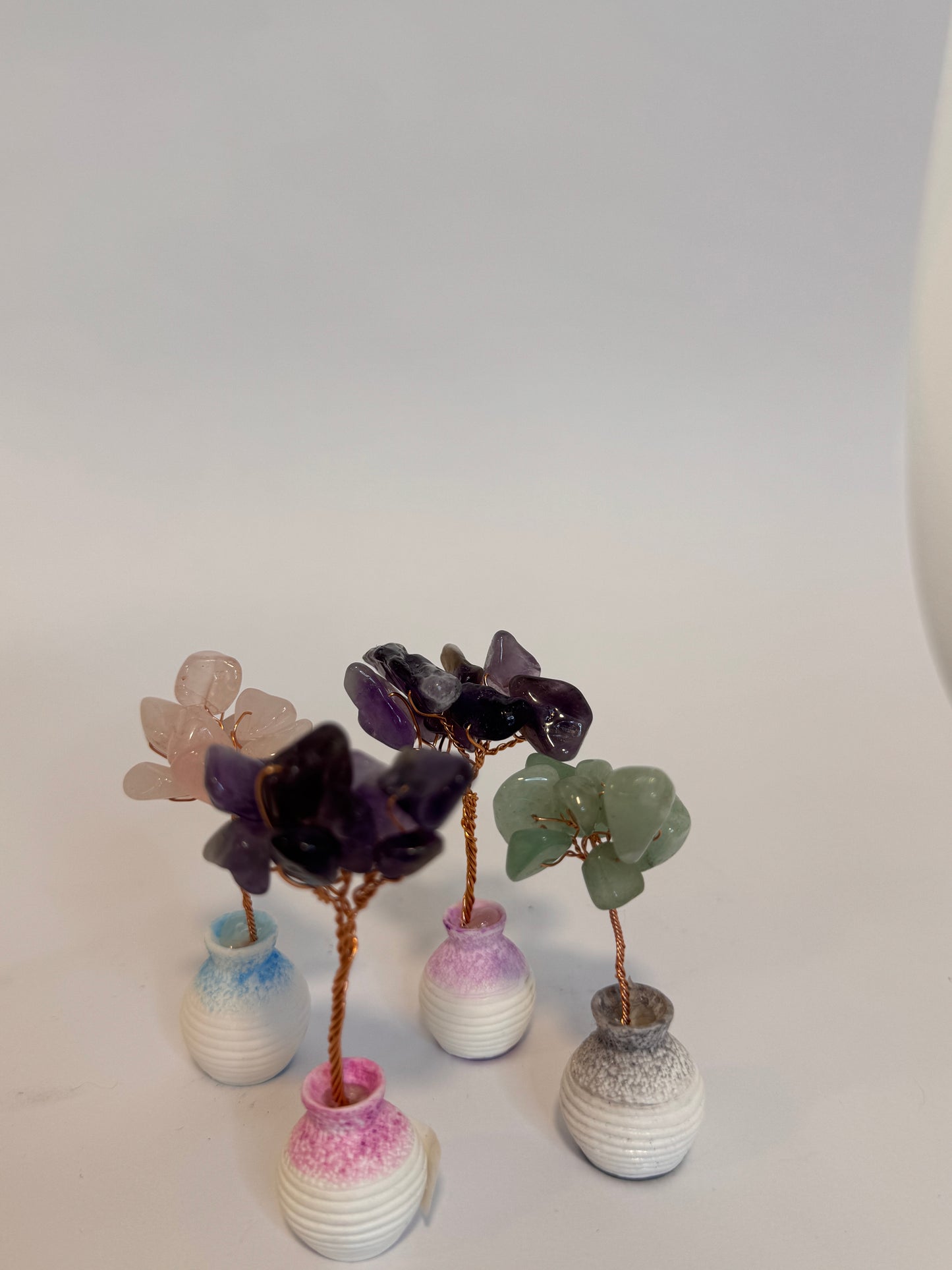 Floreritos de Cuarzo Pequeños arreglos con cristales naturales, ideales para decorar y atraer energía positiva, armonía y abundancia al hogar o espacio sagrado