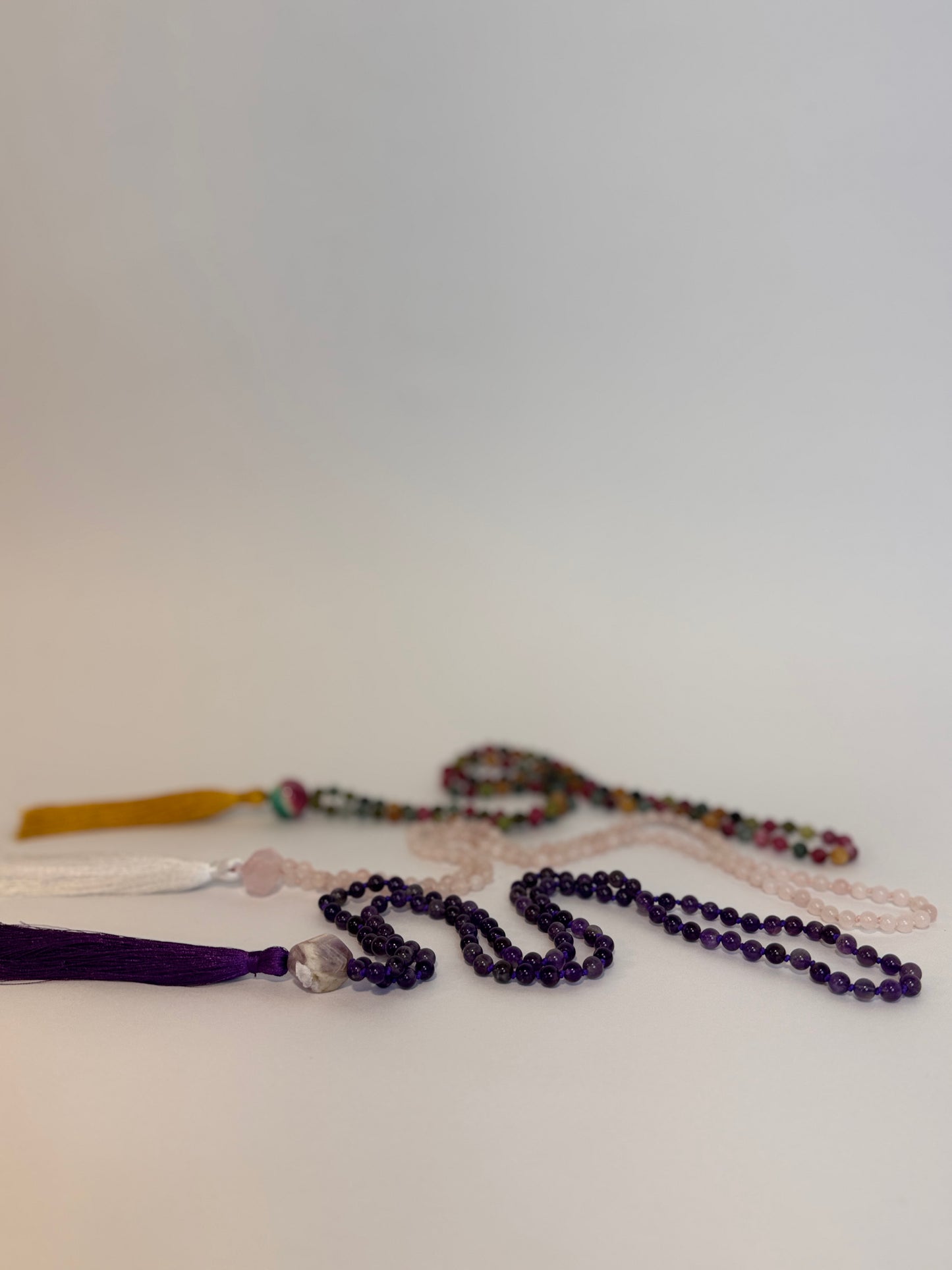 Japamalas Collares de meditación con cuentas sagradas, usados para orar, repetir mantras y conectar con la calma interior