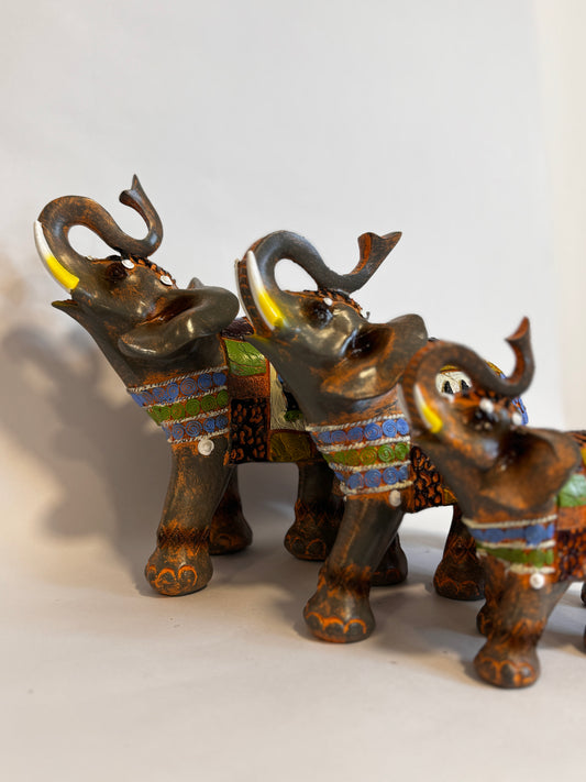 3 hermosos elefantes prosperidad, buena suerte, sabiduría, protección y unión familiar, ya que los elefantes son símbolos de estas cualidades en diversas culturas, especialmente en la tradición hindú