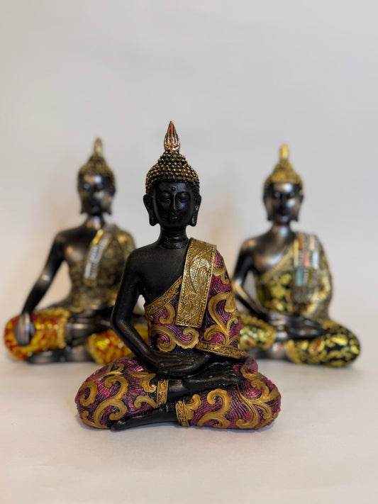3 Budas meditando son un recordatorio de mantener una actitud consciente y reflexiva ante la vida, evitando las negatividades para lograr un crecimiento personal y una mayor armonía
