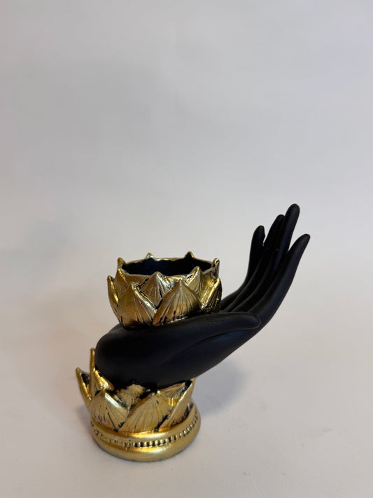 Porta vela en forma de mano asociado a la protección, guía, bendición y la manifestación de deseos, ya que la mano es un símbolo de acción y conexión con lo divino o espiritual