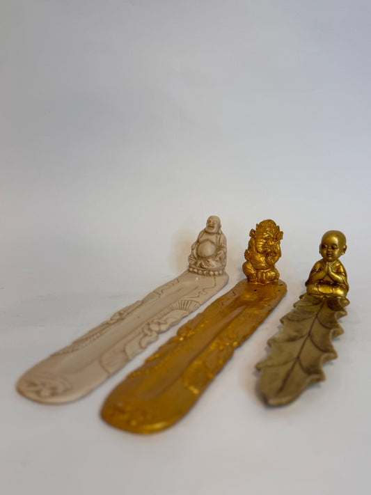 Porta Inciensos Buda Dorado y Plateado Elegantes portainciensos con figura de Buda, símbolos de paz y espiritualidad. Perfectos para acompañar rituales, meditación y armonizar espacios