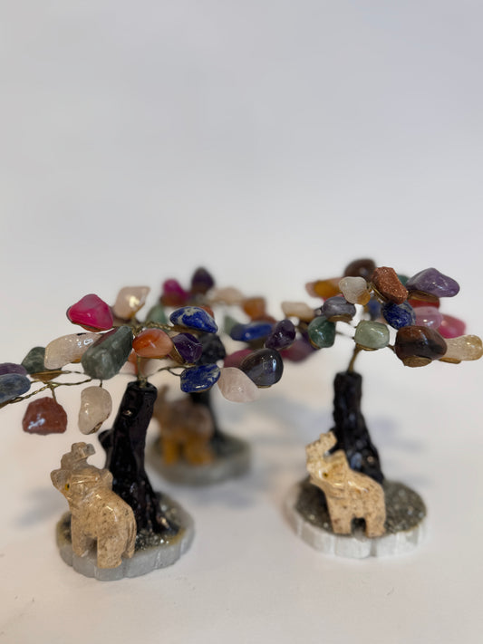 Árbol de la Prosperidad con Cuarzos y Elefante Amuleto energético que combina la fuerza de los cuarzos con la sabiduría del elefante, atrayendo abundancia, protección y buena fortuna