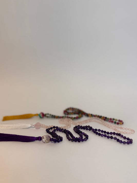 Japamalas Collares de meditación con cuentas sagradas, usados para orar, repetir mantras y conectar con la calma interior