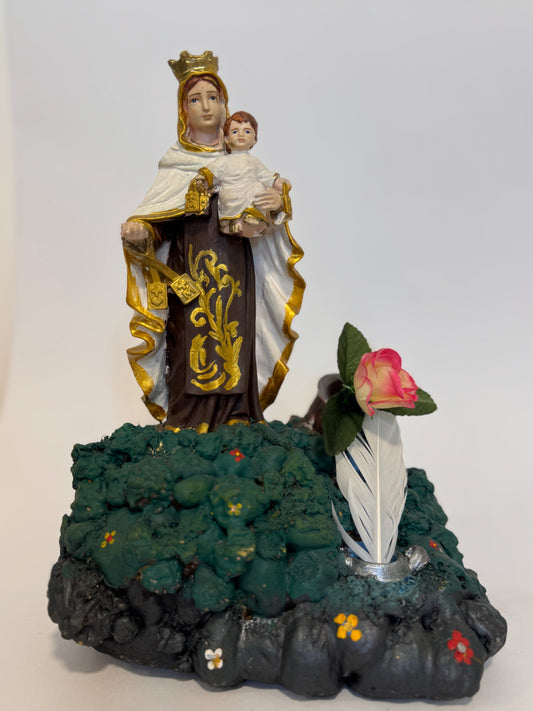 Hermosa Virgen del Carmen Patrona protectora y guía espiritual, símbolo de fe, esperanza y resguardo del hogar y la familia
