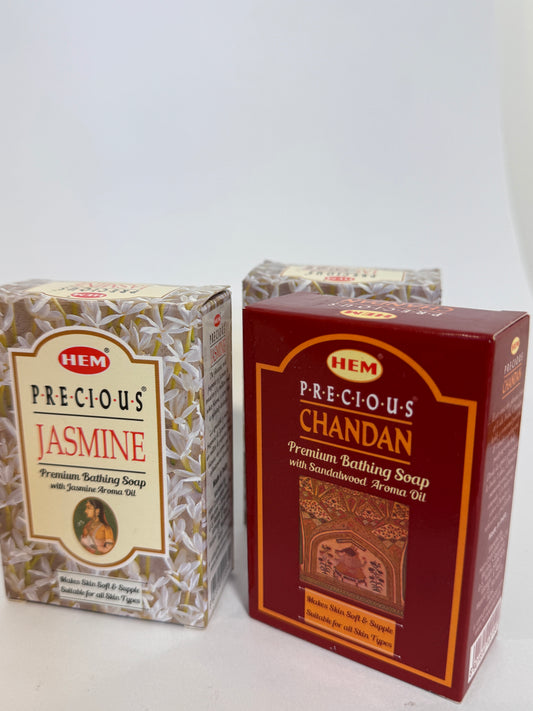 Jabones HEM Precious, y los aromas que tienes son: Jasmine (jazmín) → floral, suave y relajante Chandan (sándalo) → amaderado, cálido y espiritual