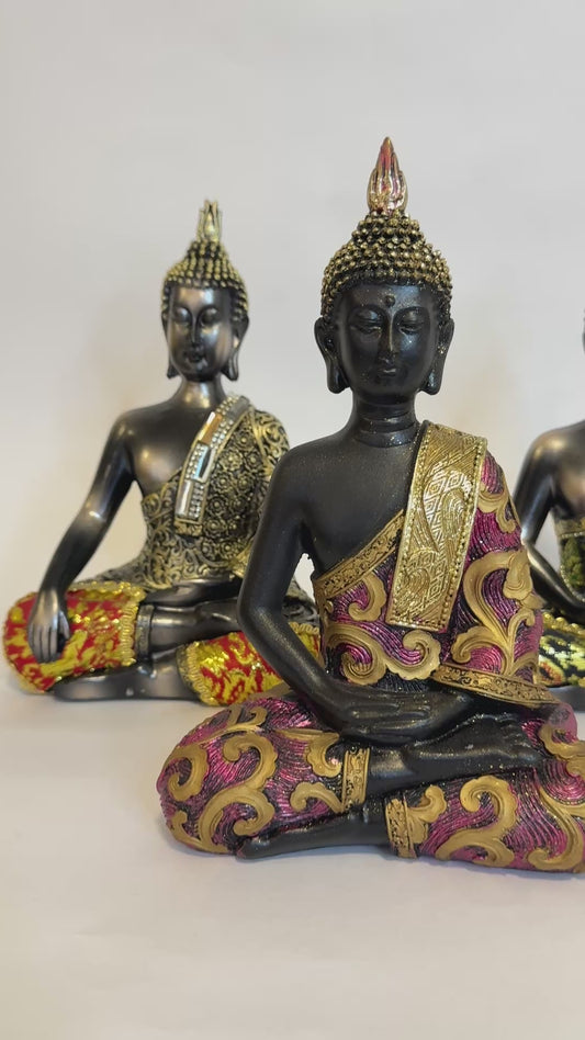 3 Budas meditando son un recordatorio de mantener una actitud consciente y reflexiva ante la vida, evitando las negatividades para lograr un crecimiento personal y una mayor armonía