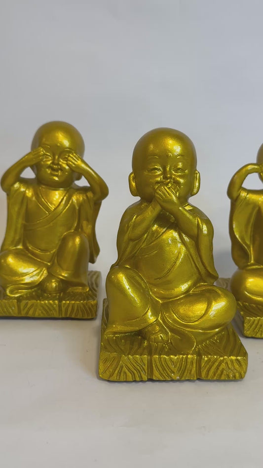 Kit de los 3 Budas Sabios Dorados Figuras en tono dorado que simbolizan protección, sabiduría y prosperidad: “no ver el mal, no oír el mal y no hablar el mal”. Ideales para atraer armonía y buena fortuna